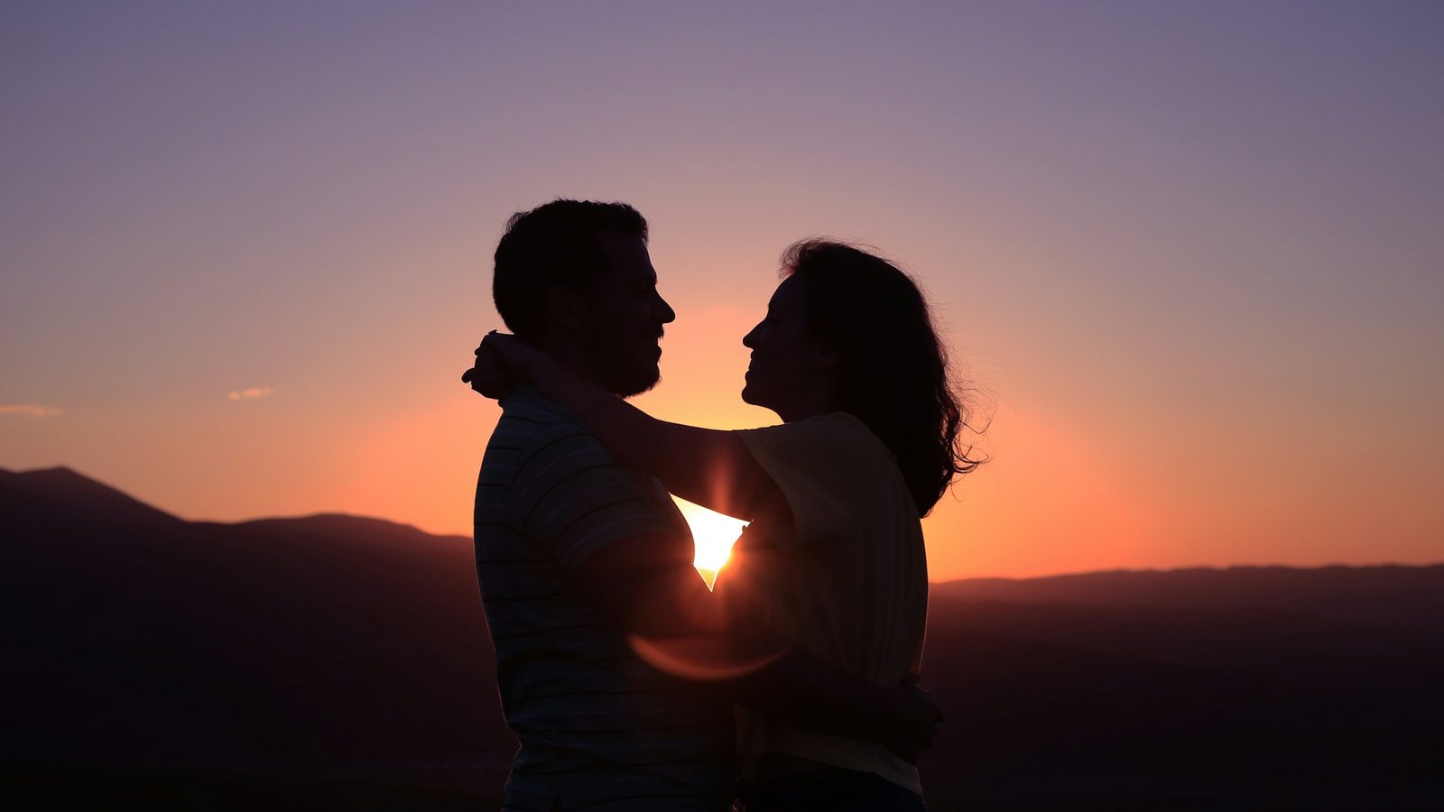 Relación abierta, swinger o poliamor: diferencias reales y cuál va con tu pareja