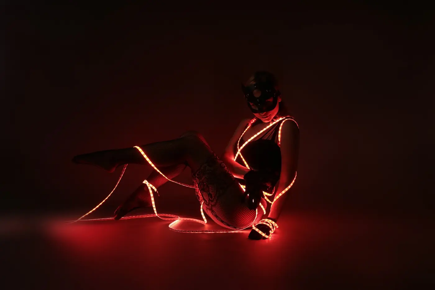 Silueta iluminada con luz roja