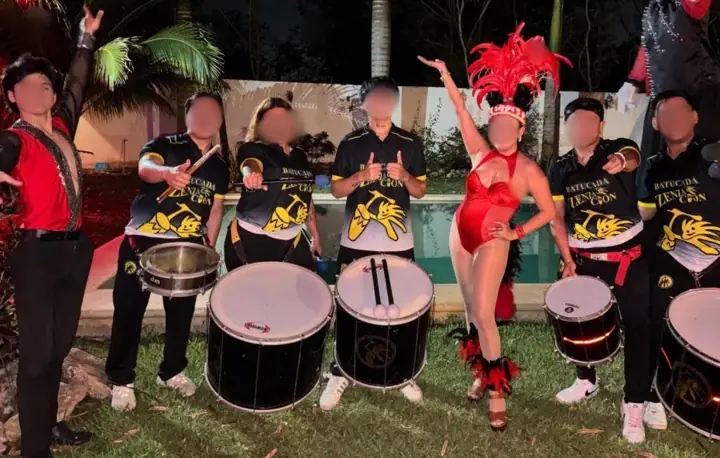 Batucada y bailarina en el Carnaval Luxorfest