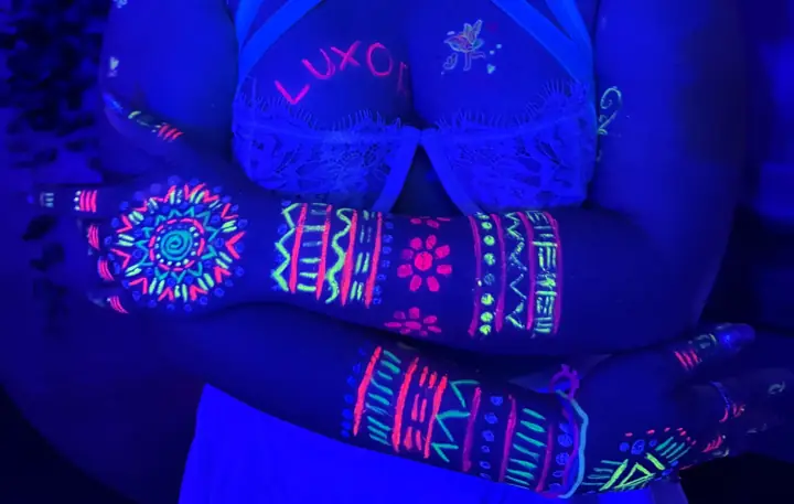 Cuerpos pintados con neón en la Neon Party